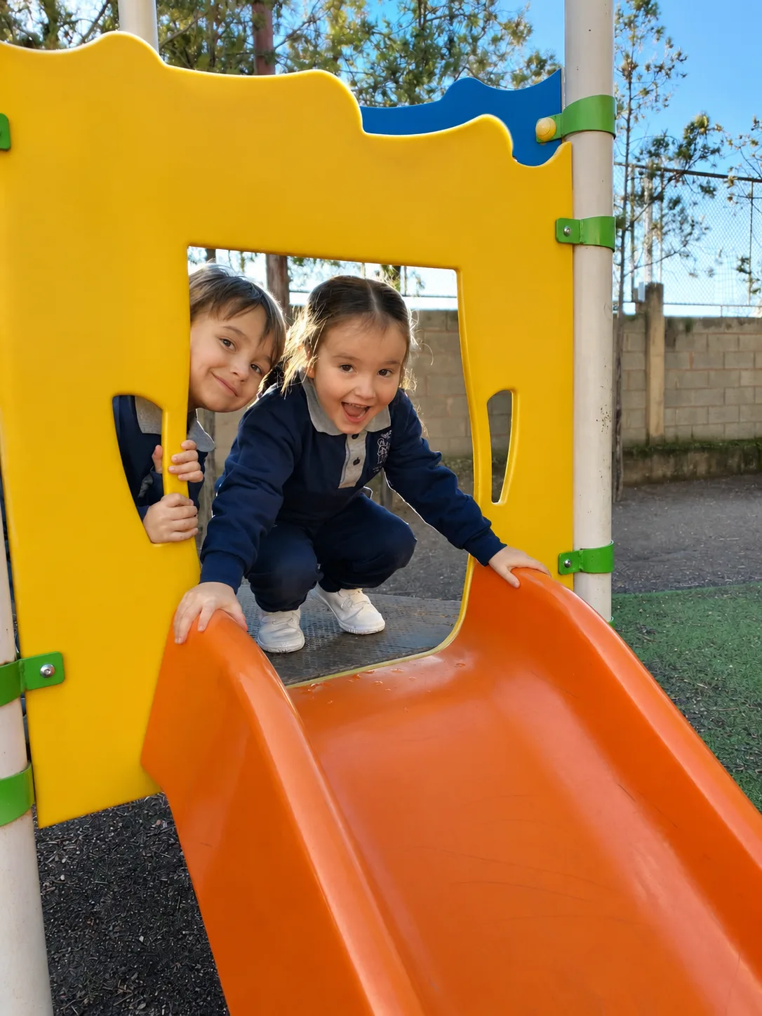 Alumnado compartiendo valores en el patio de Infantil